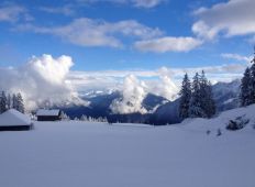5_die_eltern_der_jungs_mit_schneeschuhen