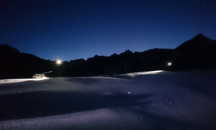 Schneeschuhwanderung mit Huskies in die Dämmerung / Nacht hinein