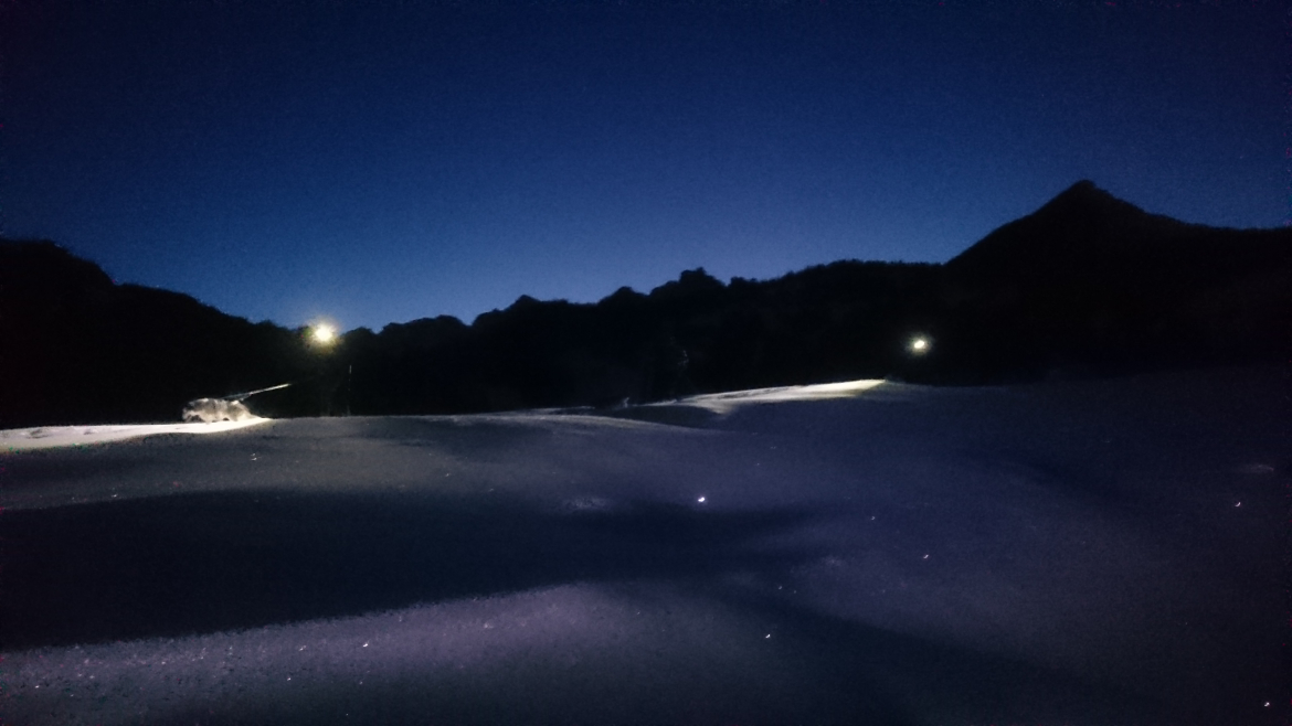 Schneeschuhwanderung mit Huskies in die Dämmerung / Nacht hinein